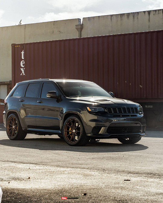 Фото дисков P104SC Сатиновая темная бронза на Jeep Grand Cherokee IV