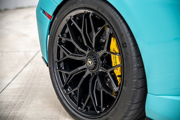 Фото дисков Brixton Forged CM6-R Черный глянец на Lamborghini Huracan