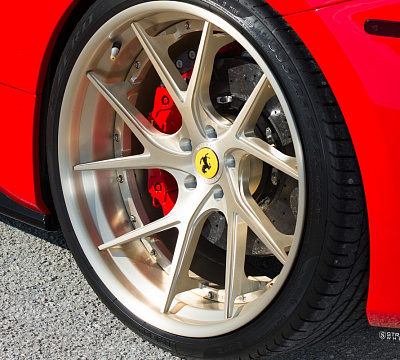 Фото дисков Strasse Wheels SM5RT Deep Concave FS на Ferrari 488