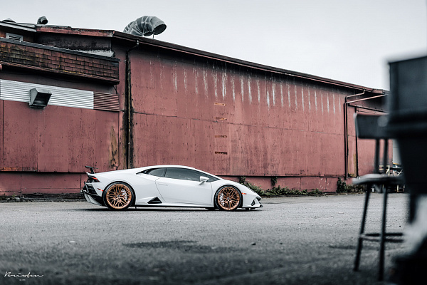 Фото дисков Brixton Forged VL4 Глянцевое темное золото на Lamborghini Huracan