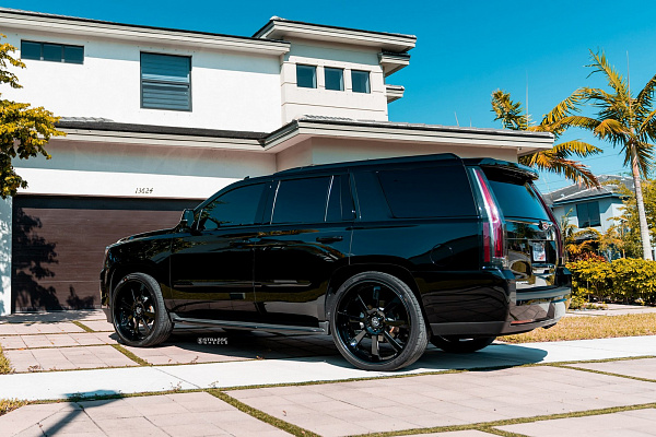 Фото дисков Strasse Wheels T8 Signature Черный глянец на Cadillac Escalade III