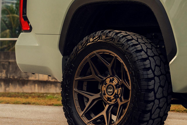 Фото дисков 4PLAY 4P83 Сатиновая темная медь на Toyota Tundra III