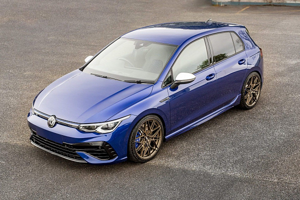 Фото дисков Bola FLV Сатиновое темное золото на Volkswagen Golf VIII