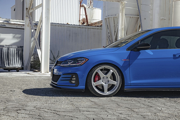 Фото дисков Motegi Racing CS5 Серебро на Volkswagen Golf VII