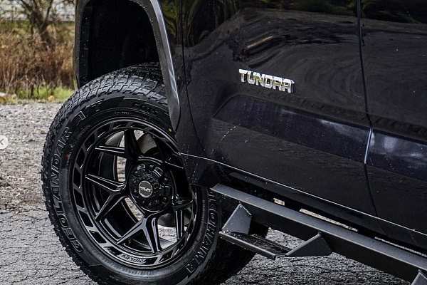 Фото дисков 4PLAY 4P55 Черный глянец на Toyota Tundra III