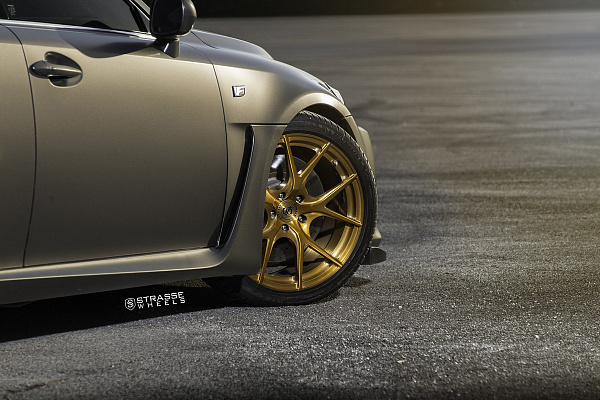 Фото дисков Strasse Wheels SM5R Deep Concave Monoblock Сатиновое золото на Lexus IS II