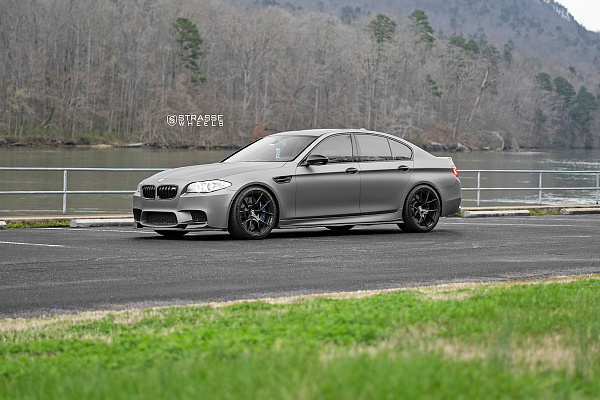 Фото дисков Strasse Wheels SM5R Deep Concave Monoblock Черный глянец на BMW 5/M5 (F10)