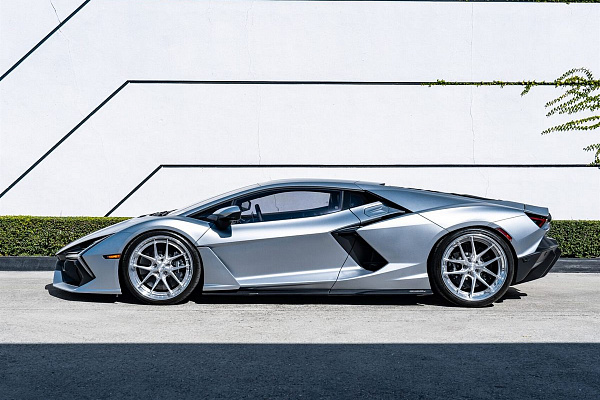 Фото дисков Anrky XR-301 Глянцевый лак на Lamborghini Revuelto