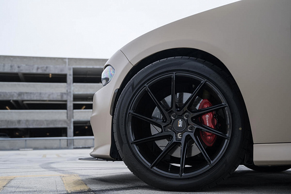 Фото дисков Savini BM15 Черный глянец на Dodge Charger VII