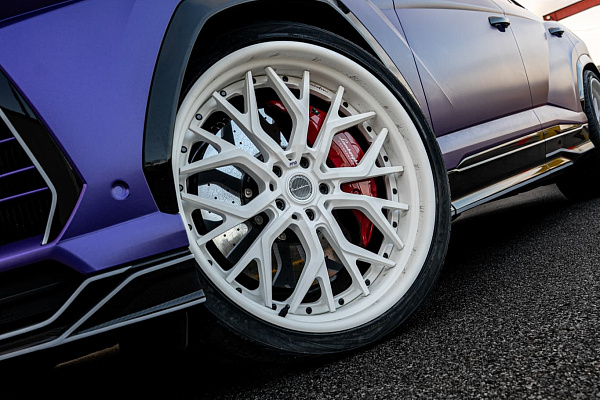 Фото дисков Brixton Forged PF10 Белый глянец на Lamborghini Urus