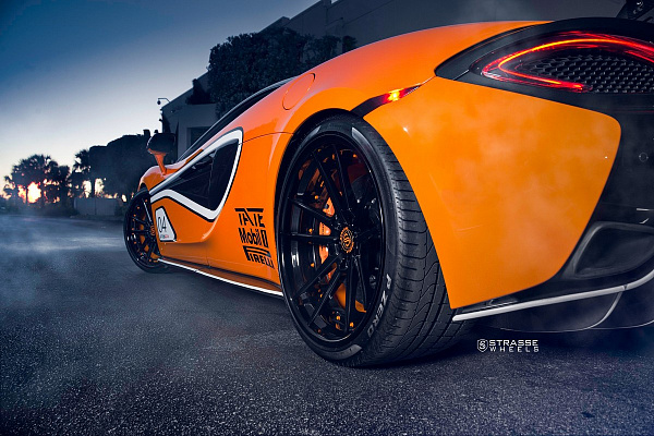 Фото дисков Strasse Wheels SV1 Deep Concave FS Черный глянец на McLaren 570S