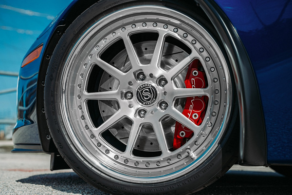 Фото дисков Strasse Wheels R10 Track Глянцевый лак на Chevrolet Corvette C6