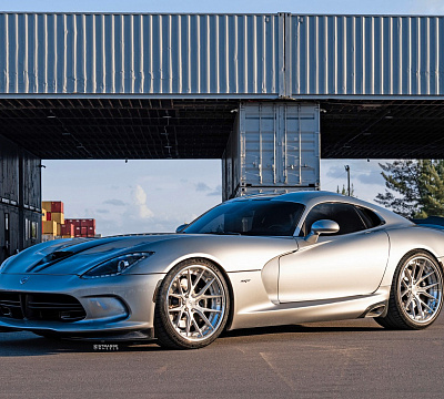Фото дисков Strasse Wheels SM6R Deep Concave FS на Dodge Viper