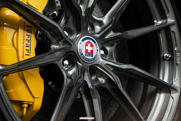 Фото дисков HRE P104SC Глянцевый темный лак на Ferrari SF90