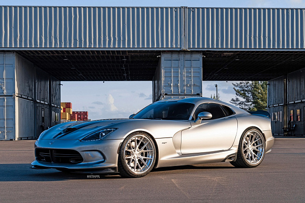 Фото дисков Strasse Wheels SM6R Deep Concave FS Глянцевый лак на Dodge Viper