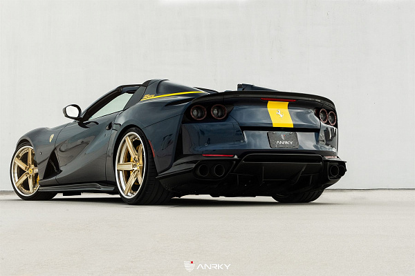 Фото дисков Anrky AN35 Глянцевое золото на Ferrari 812