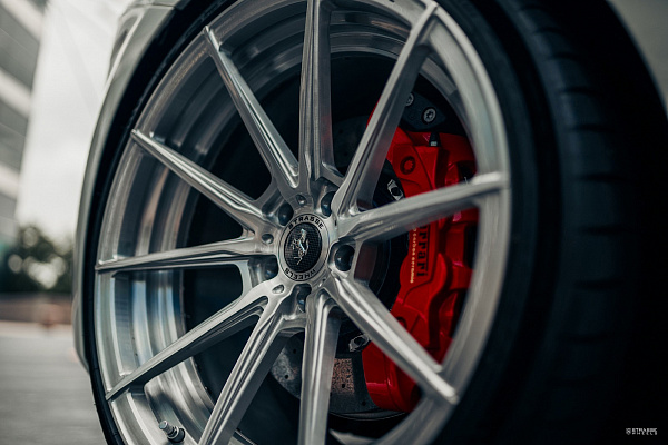 Фото дисков Strasse Wheels SV10 Deep Concave Duoblock Глянцевый лак на Ferrari 488