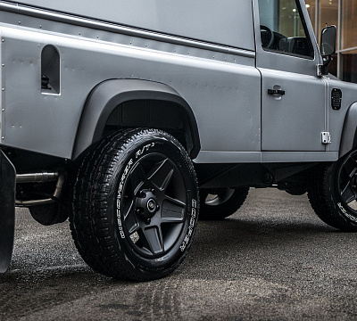 Фото дисков Kahn Mondial Retro на Land Rover Defender I