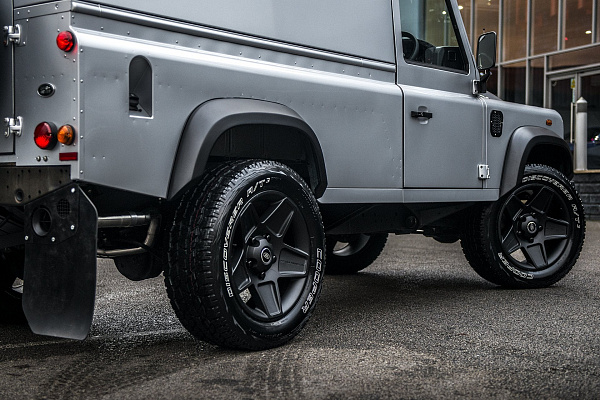 Фото дисков Kahn Mondial Retro  на Land Rover Defender I
