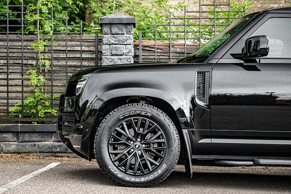 Фото дисков Kahn RS 3.0 Черный сатин на Land Rover Defender II