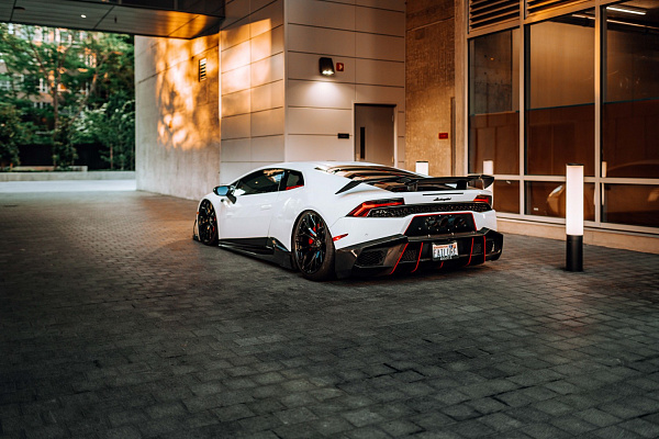 Фото дисков Brixton Forged PF10 Черный глянец на Lamborghini Huracan
