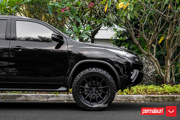 Фото дисков Vossen HF6-1 Черный сатин на Toyota Fortuner II