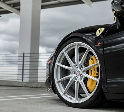 Фото дисков HRE P104SC на Ferrari 458