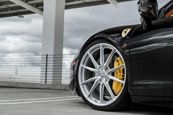 Фото дисков HRE P104SC Глянцевый лак на Ferrari 458