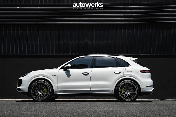 Фото дисков HRE 300M Сатиновый графит на Porsche Cayenne III