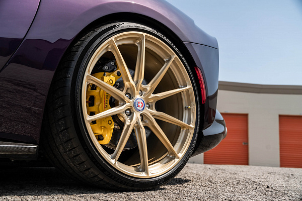 Фото дисков HRE P104SC Глянцевое золото на Ferrari 812