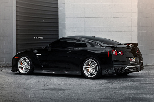 Фото дисков Strasse Wheels SV2 Deep Concave Monoblock Глянцевый лак на Nissan GT-R