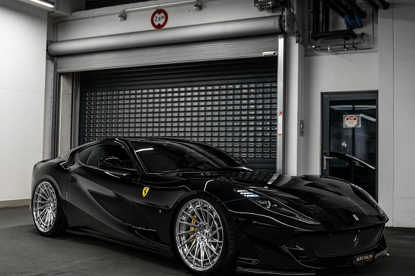 Фото дисков Radi8 R801 2-Piece Полированный лак на Ferrari 812