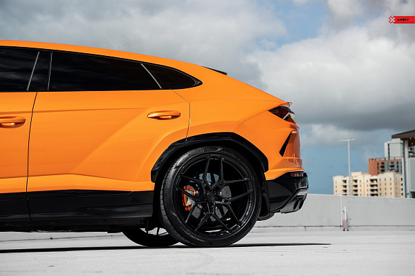 Фото дисков Anrky S1-X4 Черный глянец на Lamborghini Urus