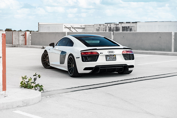 Фото дисков Strasse Wheels SV10 Deep Concave Duoblock Черный глянец на Audi R8 (4S)