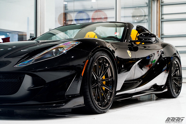 Фото дисков 1886 Wheels G010 Черный глянец на Ferrari 812