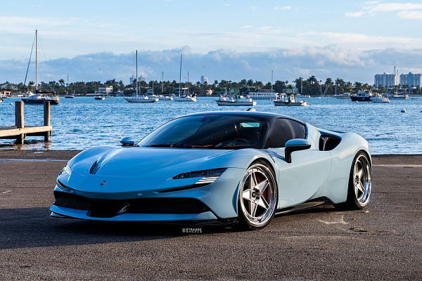 Фото дисков Strasse Wheels F5 Track Глянцевый лак на Ferrari SF90