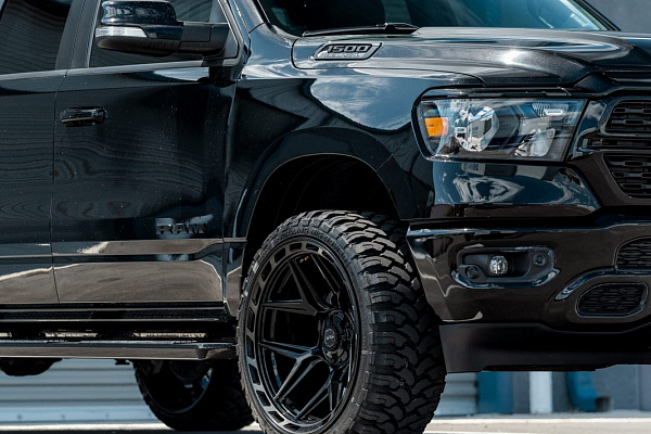 Фото дисков 4PLAY 4P55 Черный глянец на Ram 1500 V