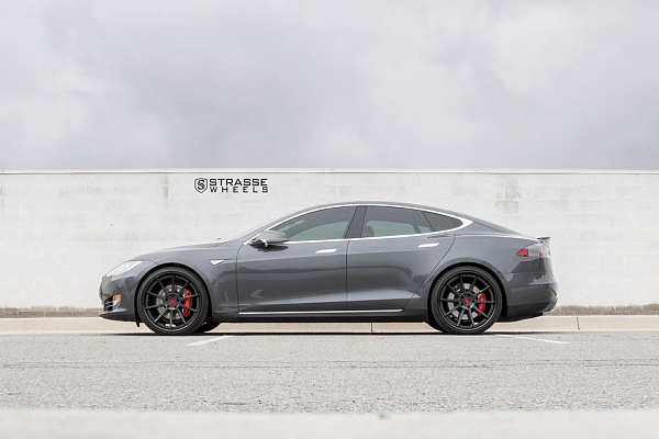 Фото дисков Strasse Wheels R10 Deep Concave Другой цвет на Tesla Model S