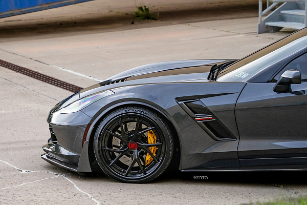 Фото дисков Strasse Wheels SM5RT Deep Concave FS Черный глянец на Chevrolet Corvette C7