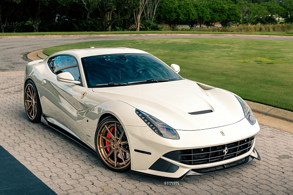 Фото дисков Strasse Wheels SV10-RS Deep Concave FS Сатиновая бронза на Ferrari F12