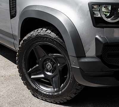 Фото дисков Kahn Mondial Heavy Duty RS на Land Rover Defender II