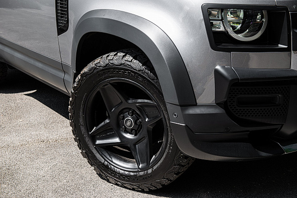 Фото дисков Kahn Mondial Heavy Duty RS Черный сатин на Land Rover Defender II