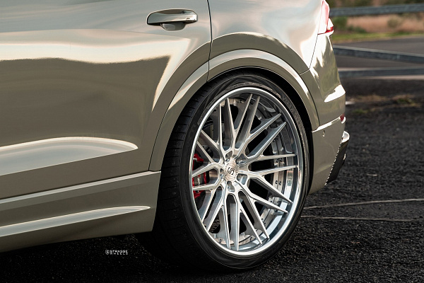 Фото дисков Strasse Wheels SV10M Deep Concave FS Глянцевый лак на Audi Q8