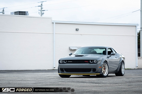 Фото дисков BC Forged LE53 // MLE53 Глянцевая шампань на Dodge Challenger III