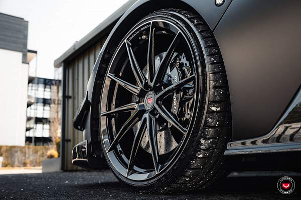 Фото дисков Vossen VPS-1 Черный глянец на Maserati MC20