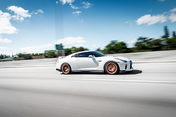 Фото дисков Strasse Wheels SM5R Deep Concave Monoblock Сатиновая бронза на Nissan GT-R