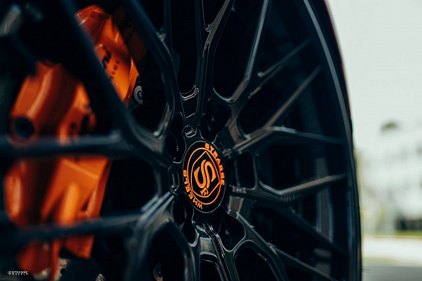 Фото дисков Strasse Wheels SV10M Deep Concave FS Черный глянец на Lamborghini Huracan