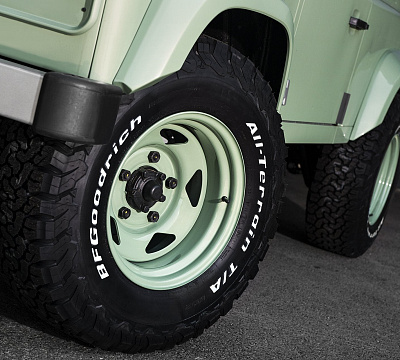 Фото дисков Kahn 1947 Heritage на Land Rover Defender I