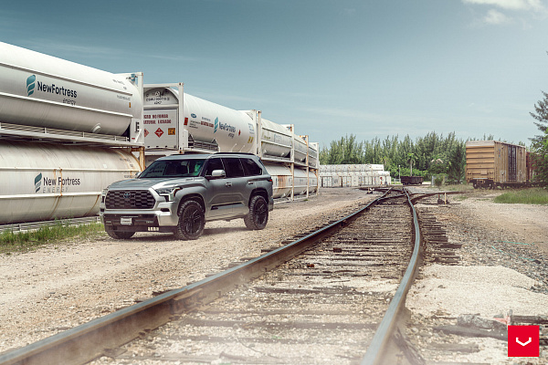 Фото дисков Vossen HF6-5 Черный глянец на Toyota Sequoia III