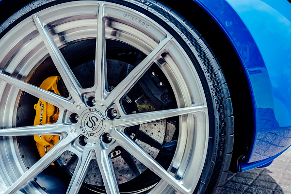 Фото дисков Strasse Wheels SV10 Deep Concave Duoblock Глянцевый лак на McLaren 720S